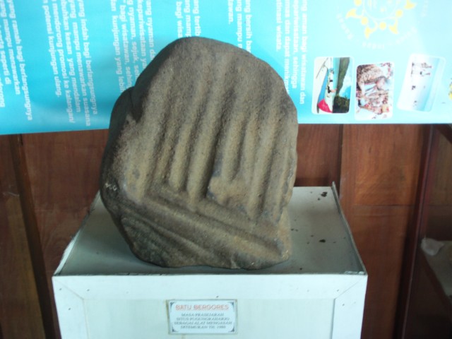 Batu Bergores di Situs Pugungraharjo Lampung